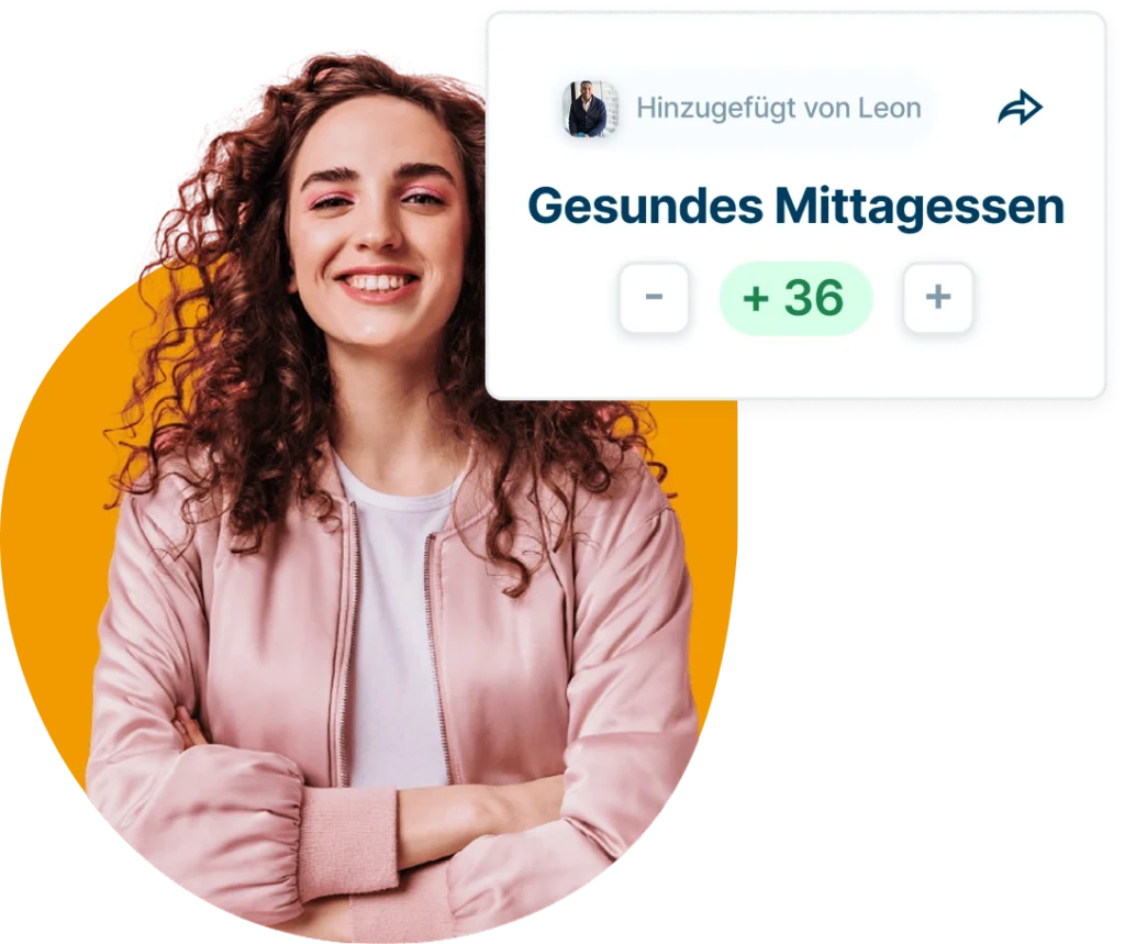 Vrouw met gekruld haar glimlacht naast een scorekaart voor een gezondere lunch met een positieve beoordeling van +36.