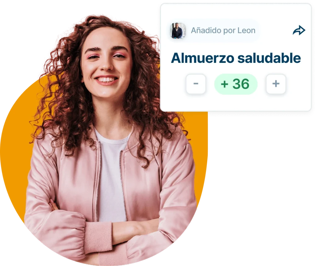 Vrouw met gekruld haar glimlacht naast een scorekaart voor een gezondere lunch met een positieve beoordeling van +36.