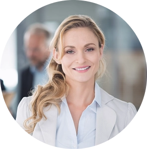 Zakelijke professional glimlacht in een kantooromgeving.