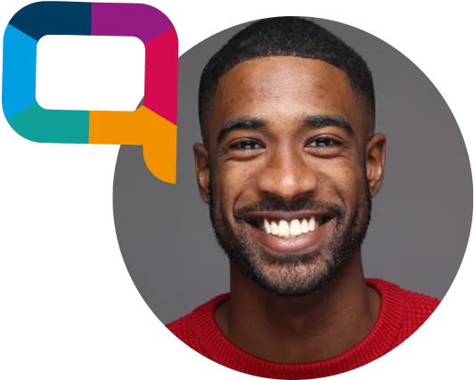 Lachende man in een rood shirt met een kleurrijk logo in de linkerbovenhoek.