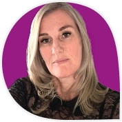 Portretfoto van Jolanda voor een paarse achtergrond, gebruikt bij een review.