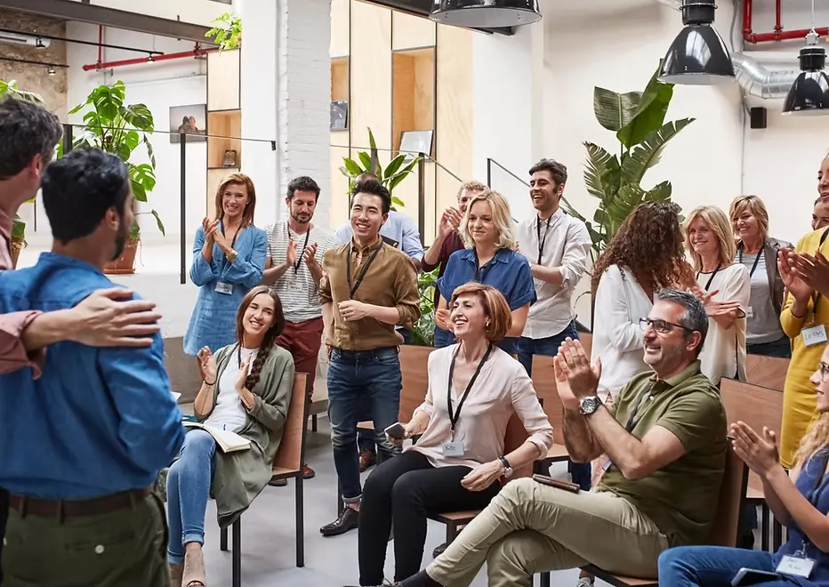 Mannen die een spreking houden voor mensen die aan het klappen zijn